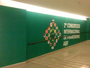 adesivação de parede em tecido em evento de franchising